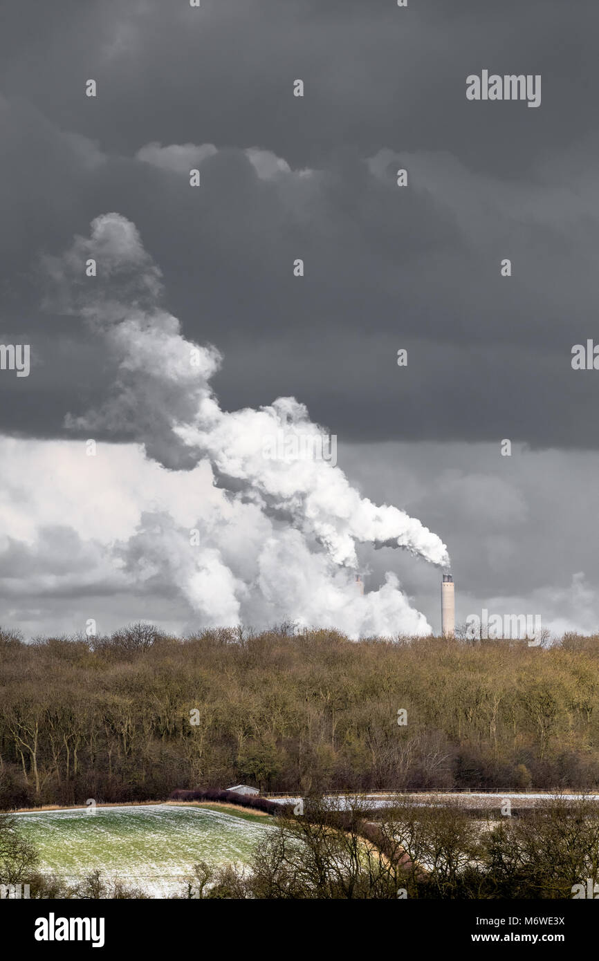 Weast Burton Coal Fired power station nel Nottinghamshire lavora a piena capacità freddo durante il periodo invernale Foto Stock