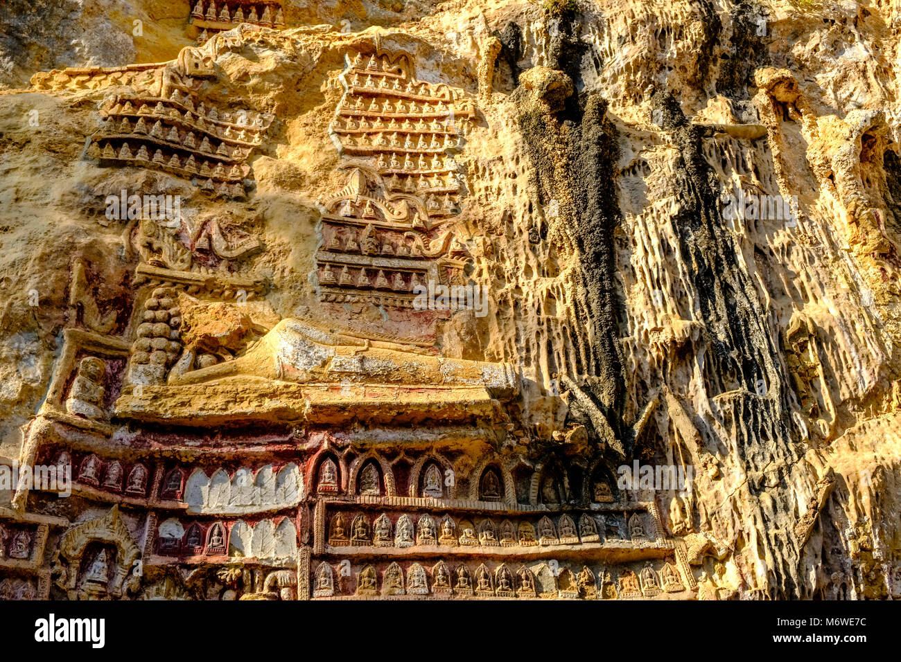 Le incisioni rupestri sul soffitto a Kaw-goon grotta, noto anche come Kawgun tempio nella grotta o caverna dei Diecimila Buddha Foto Stock