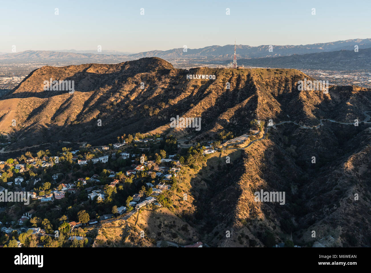Los Angeles, California, Stati Uniti d'America - 20 Febbraio 2018: mattina vista aerea del celebre Hollywood Sign in Santa Monica le montagne con la San Fernand Foto Stock
