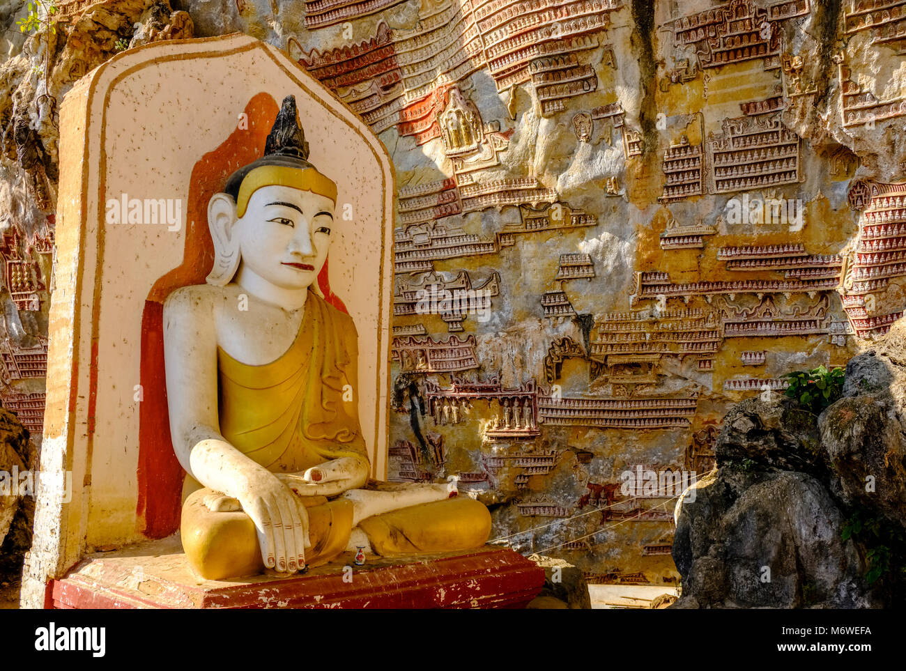 Le incisioni rupestri sul soffitto e statue di Buddha a Kaw-goon grotta, noto anche come Kawgun tempio nella grotta o caverna dei Diecimila Buddha Foto Stock