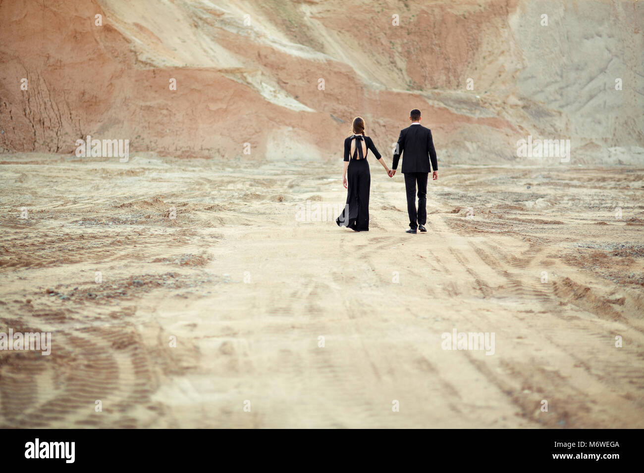 La sposa e lo sposo vestito di nero sono in uscita Foto Stock