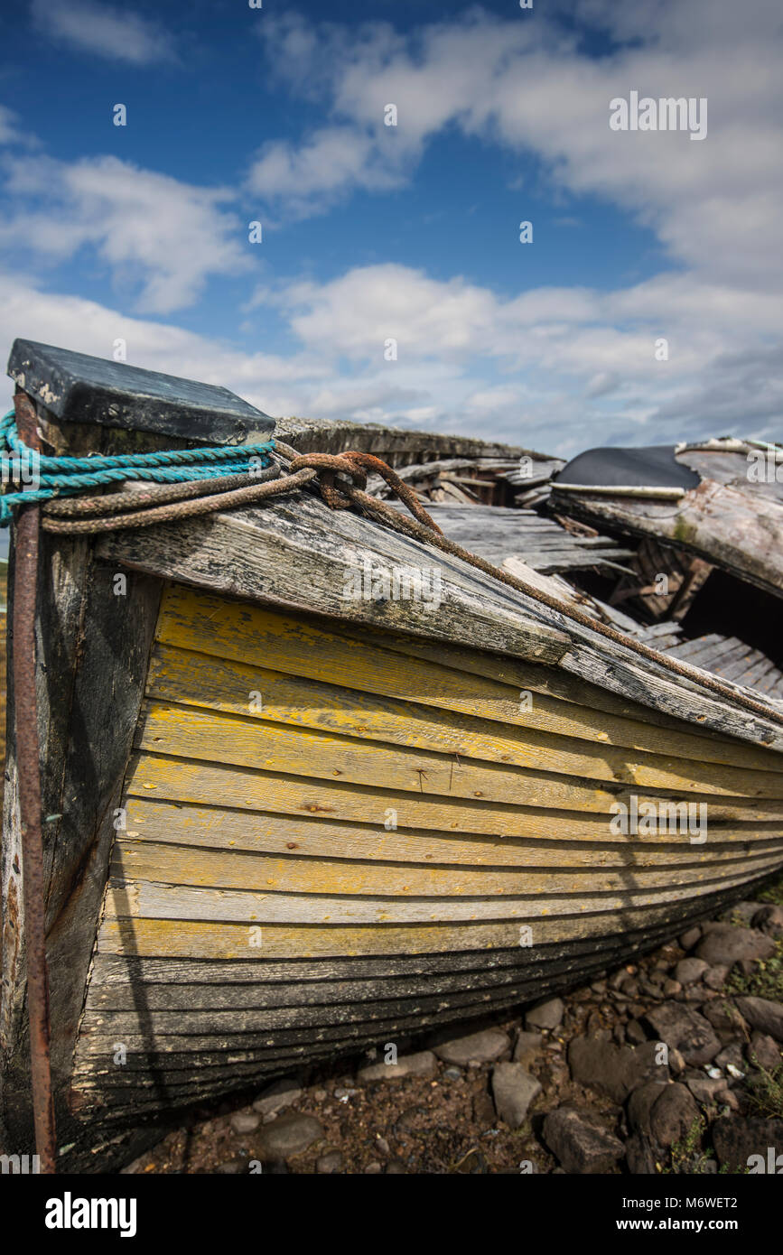 Giallo barca in porto Badachro, Wester Ross, Scozia Foto Stock
