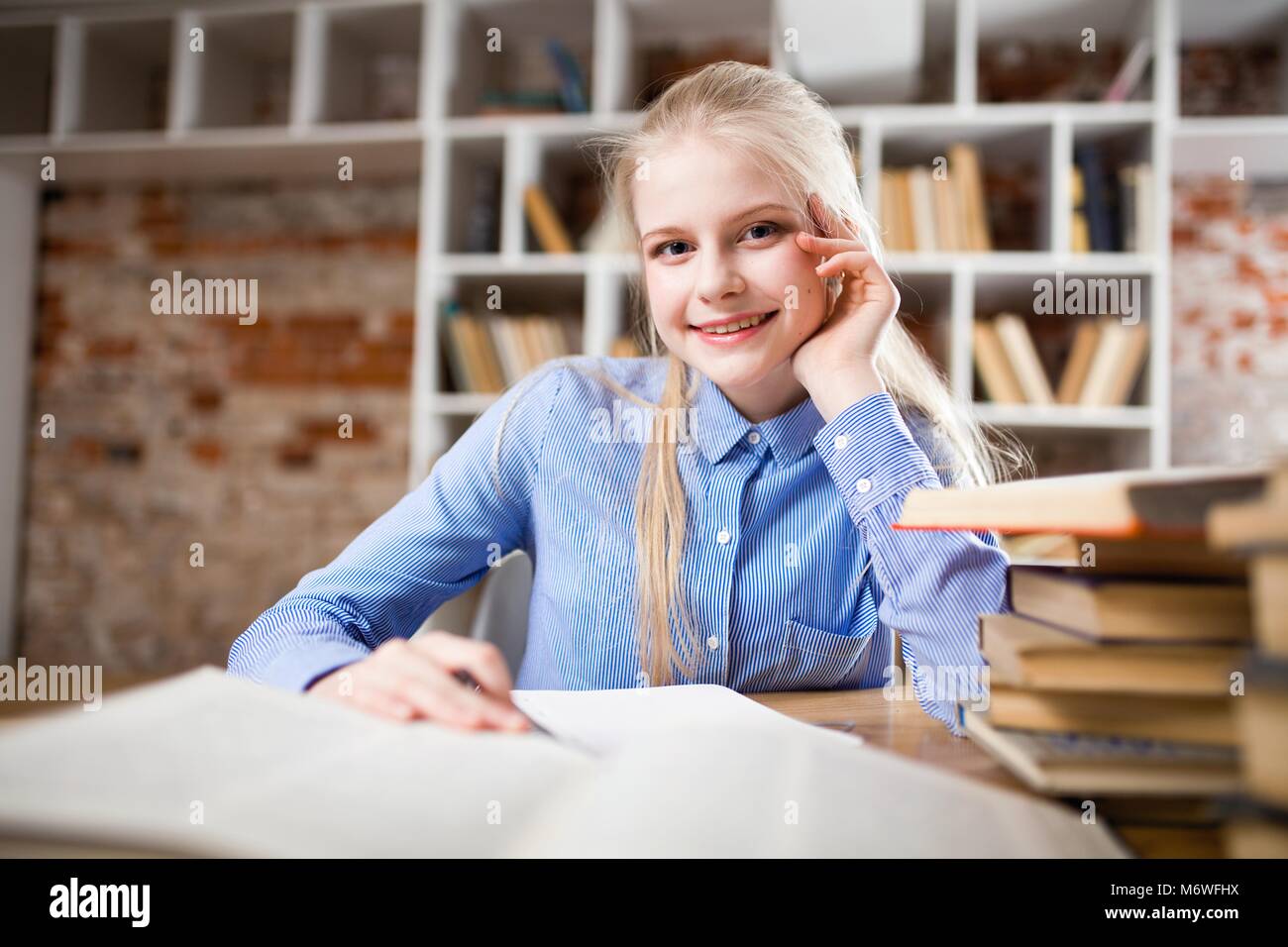 Ragazza adolescente in una libreria Foto Stock