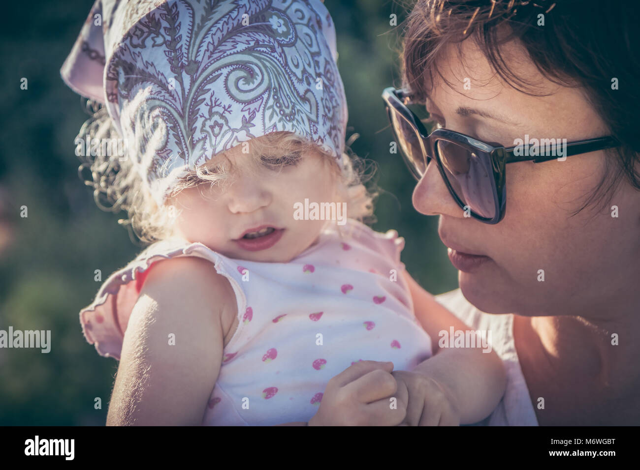 Madre abbracciare carino timido figlia ritratto di famiglia di concetto Foto Stock