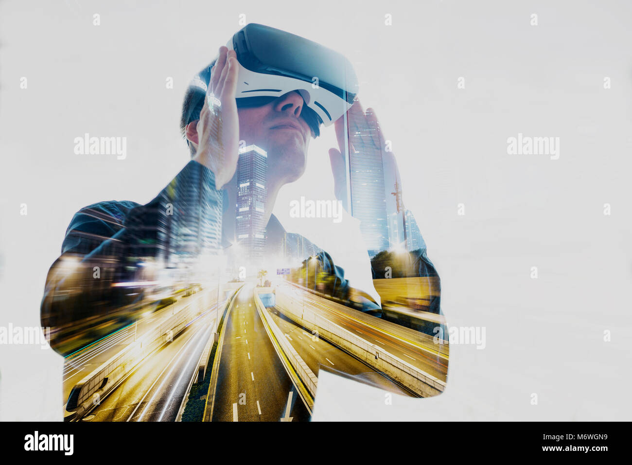 L'uomo con bicchieri di realtà virtuale. La tecnologia del futuro concetto. Moderna tecnologia di imaging Foto Stock