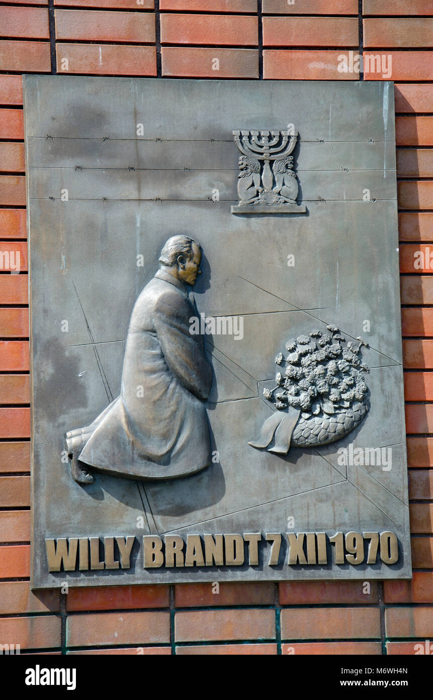 Lapide che ricorda "Varsavia genuflessione', gesto compiuto dal Cancelliere tedesco Willy Brandt verso le vittime di insurrezione del Ghetto di Varsavia. Foto Stock
