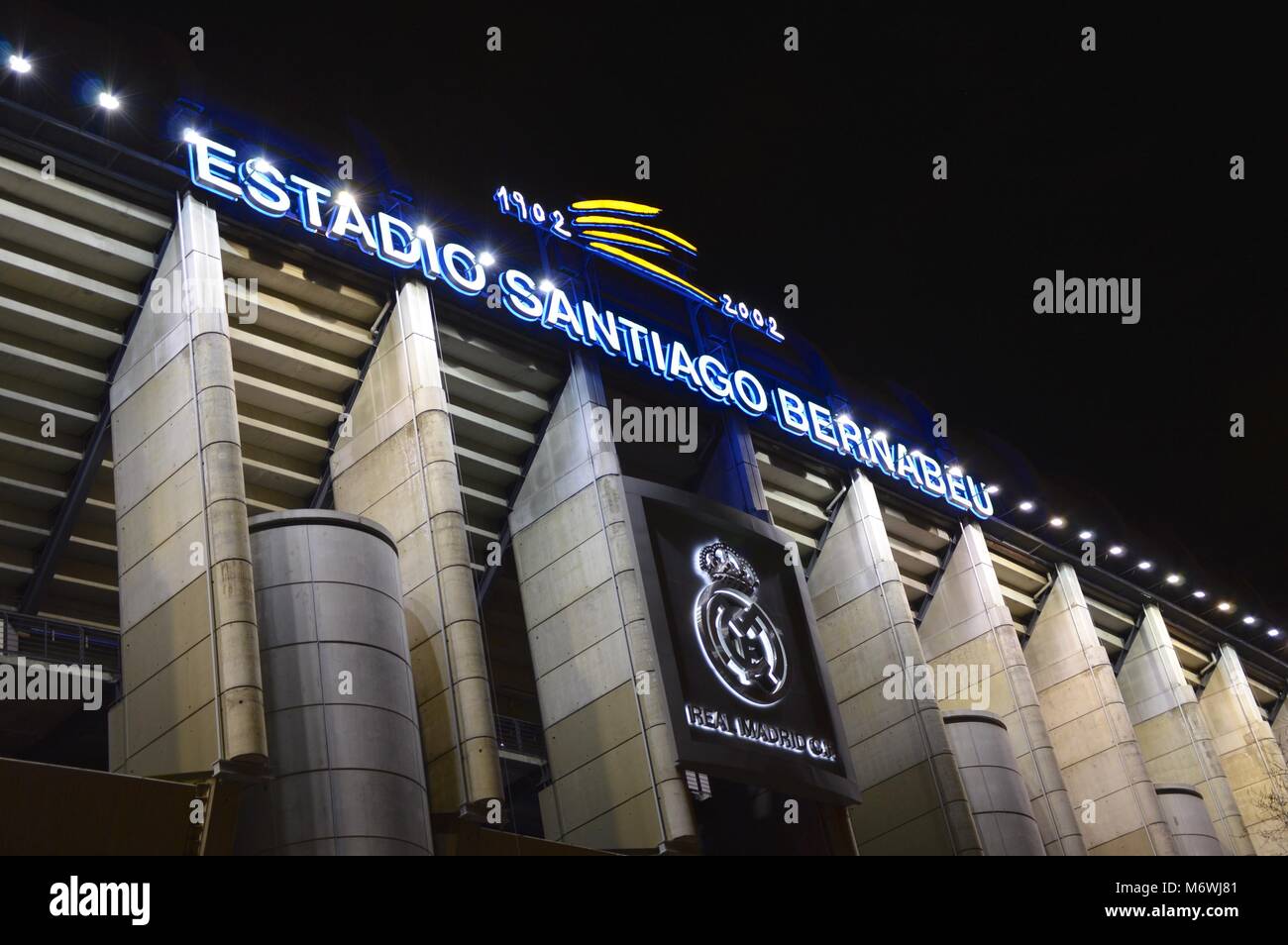 Vista notturna della facciata del Santiago Bernabeu del Real Madrid Foto Stock