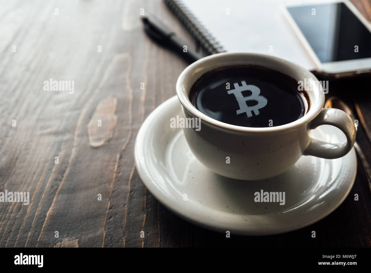 Bitcoin simbolo sulla parte superiore della superficie di caffè. Imprenditore Pausa caffè Foto Stock