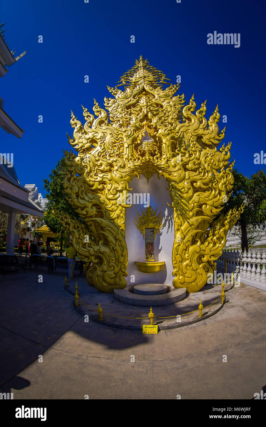 CHIANG RAI, Tailandia - 01 febbraio 2018: numerosi turisti nei pressi della struttura dorata al Wat Rong Khun Tempio bianco in Chiang Rai, Thailandia. Foto Stock