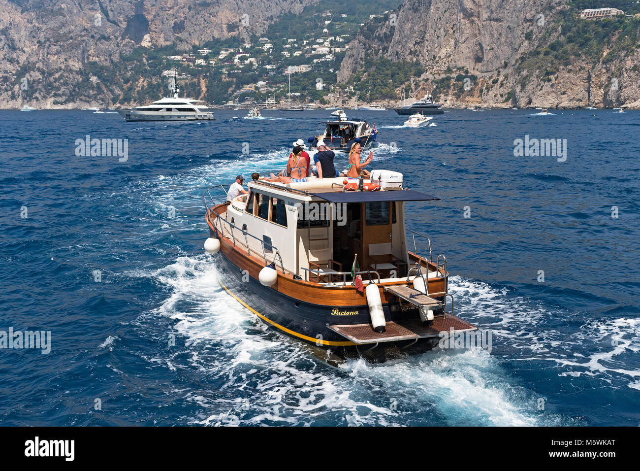 I turisti in una gita in barca intorno all'isola di capri, baia di napoli, Italia. Foto Stock
