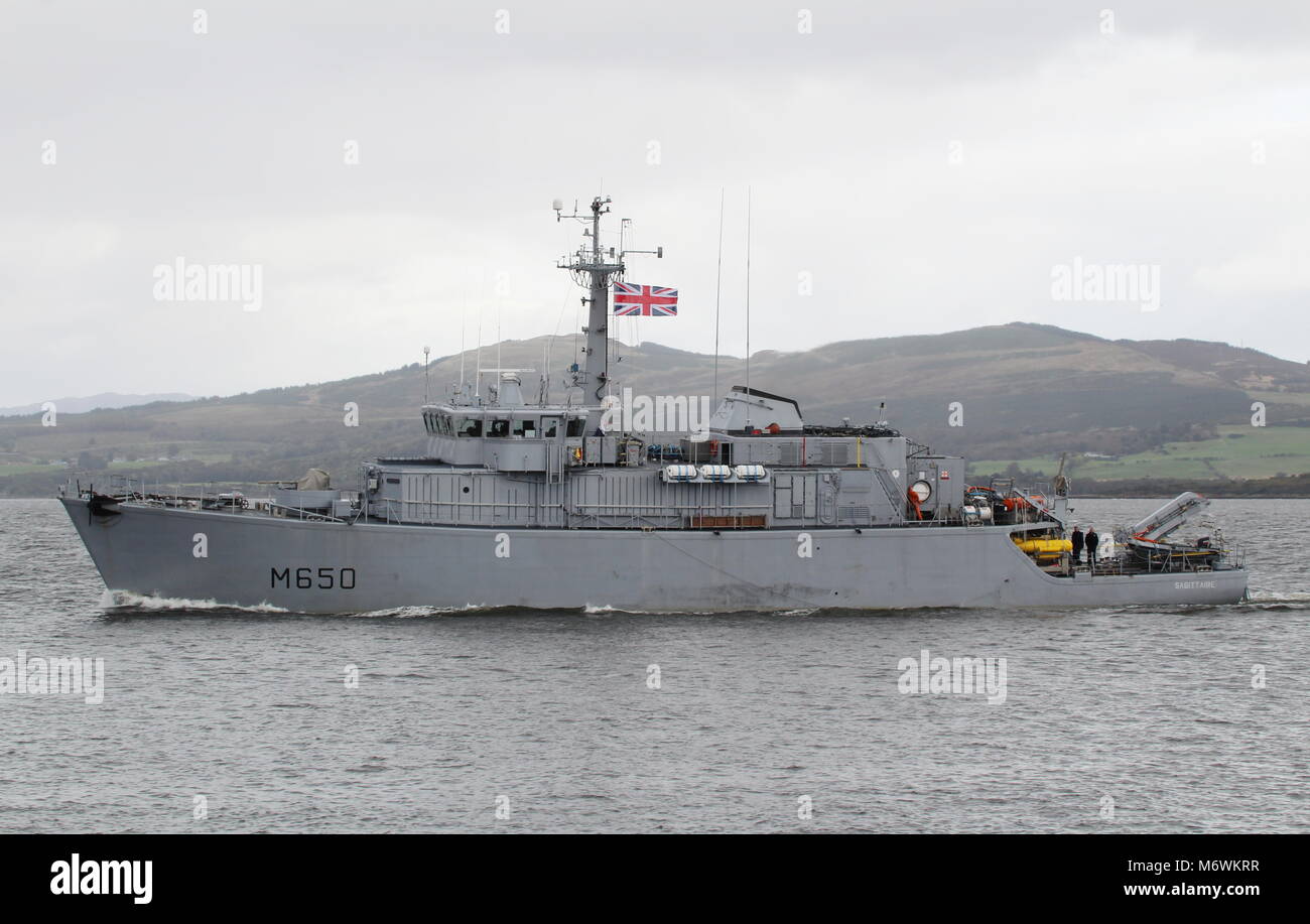 FS Sagittaire (M650), un Eridan-class () tripartito minehunter dalla Marina Militare francese, passando Greenock all'inizio dell'esercizio comune della Warrior 17-2. Foto Stock