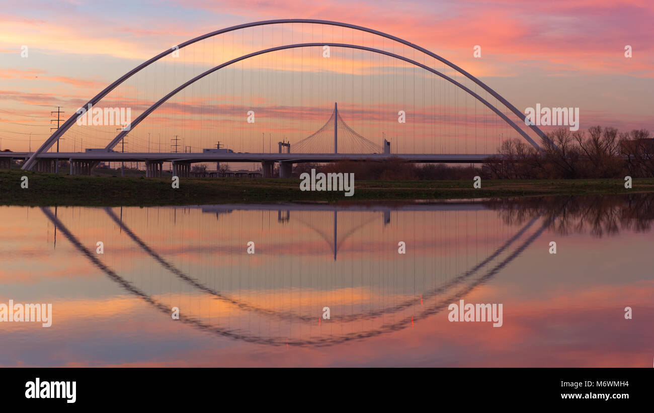 Questo è il quadro di riflessione di Margaret Hunt Hill Bridge e Margaret McDermott Bridge durante il tramonto dal Trinity River, Dallas, Texas. Foto Stock