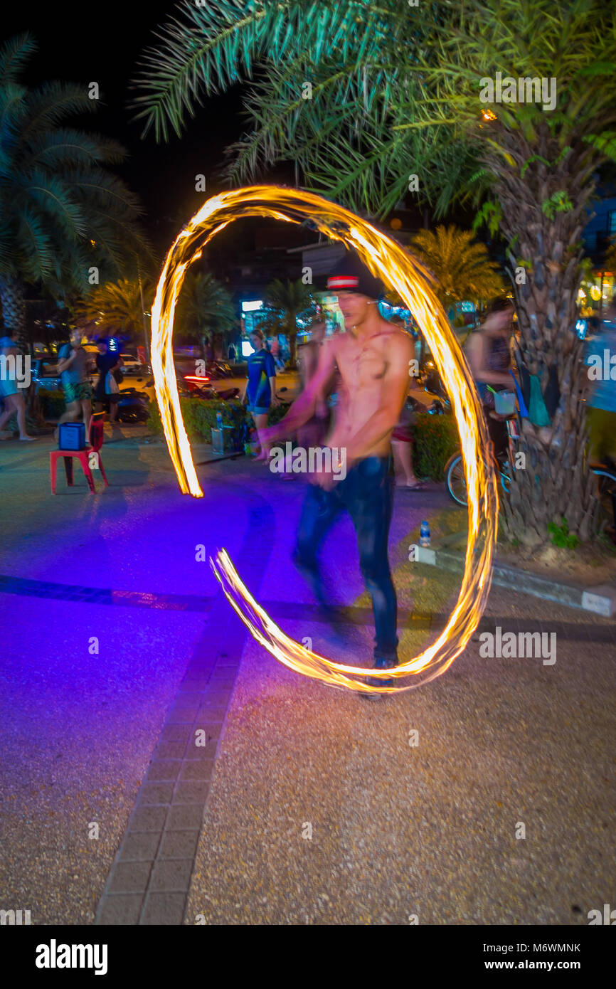 AO NANG, Thailandia - Febbraio 09, 2018:Outdoor View dell uomo non identificato facendo un incendio mostrano nei pressi di Ao Nang strade Foto Stock