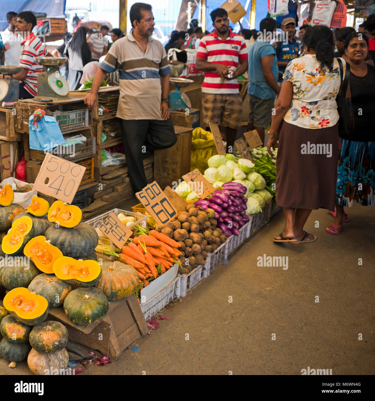 Vista sulla piazza di bancarelle di frutta e verdura al mercato Pettah in Colombo, Sri Lanka. Foto Stock
