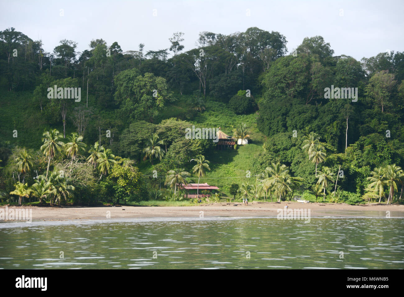 Il pacifico villaggio costiero di Bahia Drake (Drake Bay) sulla penisola di Osa vicino al Parco Nazionale di Corcovado, Costa Rica. Foto Stock