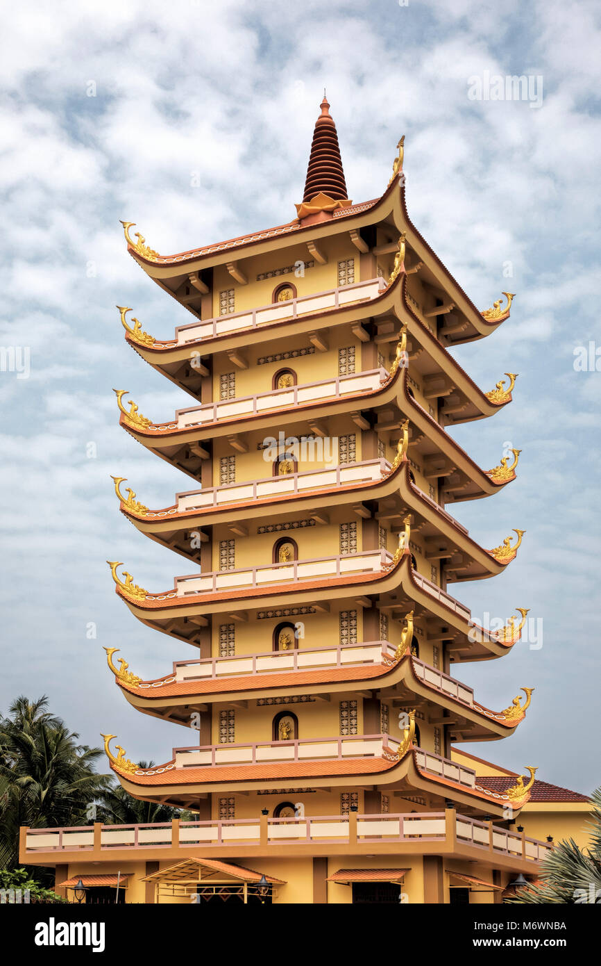 Una Pagoda all'interno del tempio buddista a Vinh Trang tempio in Mytho City, il Delta del Mekong, Vietnam Foto Stock