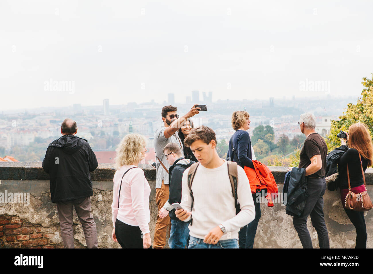 Praga, 28 Ottobre 2017: i turisti di differenti età di scattare foto e ammirare la vista di Praga accanto al Castello di Praga Foto Stock