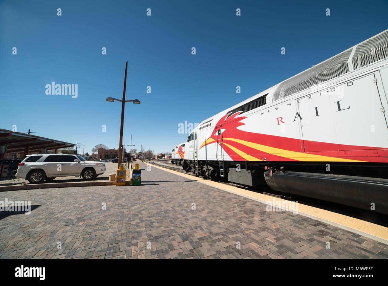 La rampa runner treno a Santa Fe, New Mexico stazione ferroviaria su un luminoso cielo blu nel pomeriggio. Foto Stock