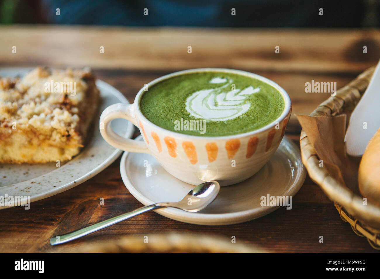 Close-up tazza ceramica con tè verde Matcha chiamato Foto Stock