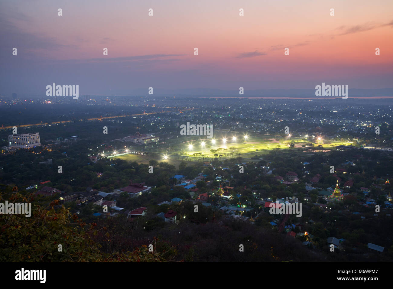 Città di Mandalay in Myanmar (Birmania), visto dal di sopra del Mandalay Hill in serata. Foto Stock