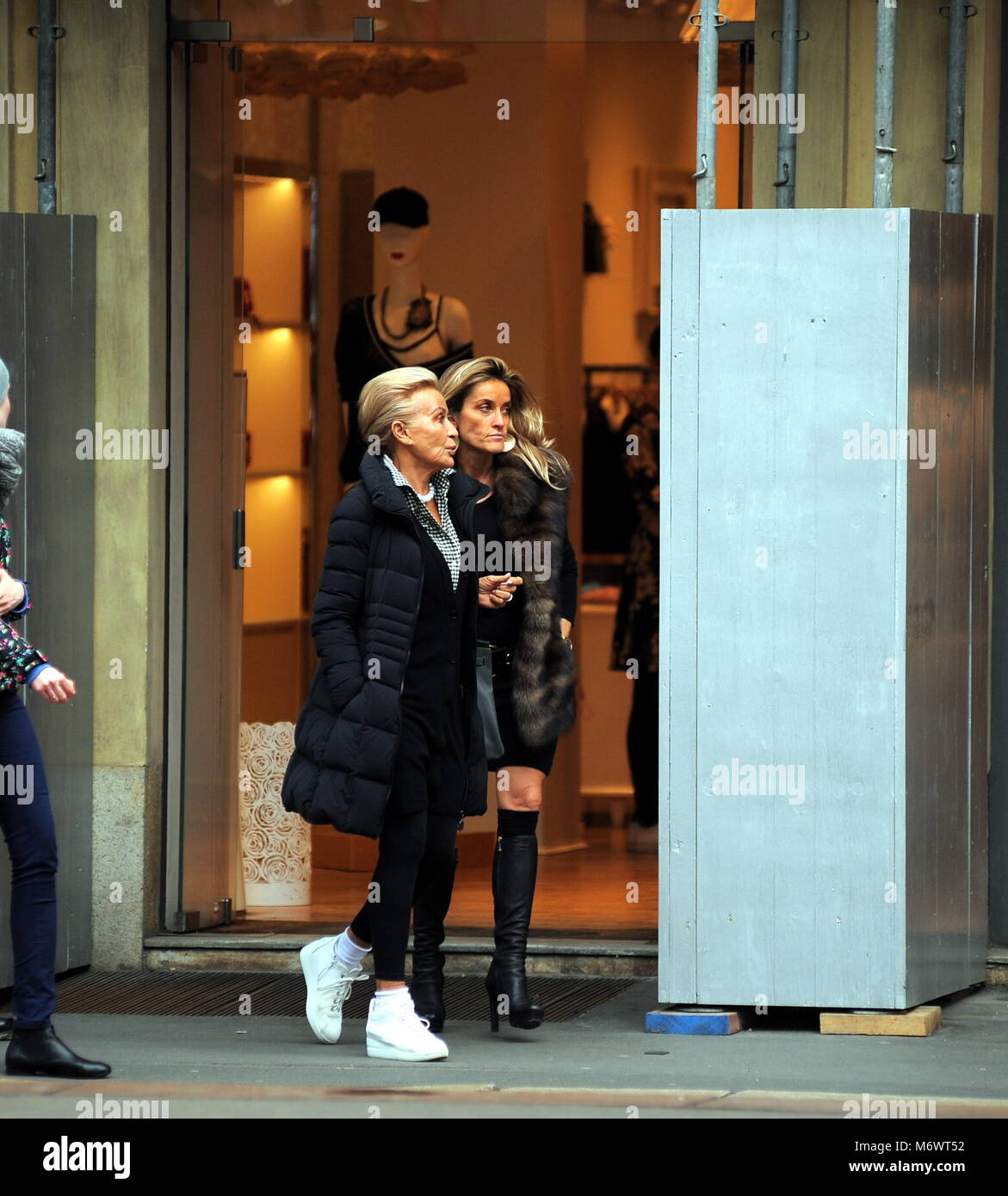 Milano Silvia Monti Moglie Di Carlo De Benedetti E La Figlia N A Dona Delle Rose Silvia Monti Moglie Di L Ing Carlo De Benedetti Passeggiate Per Le Strade Del Centro Con La Sua