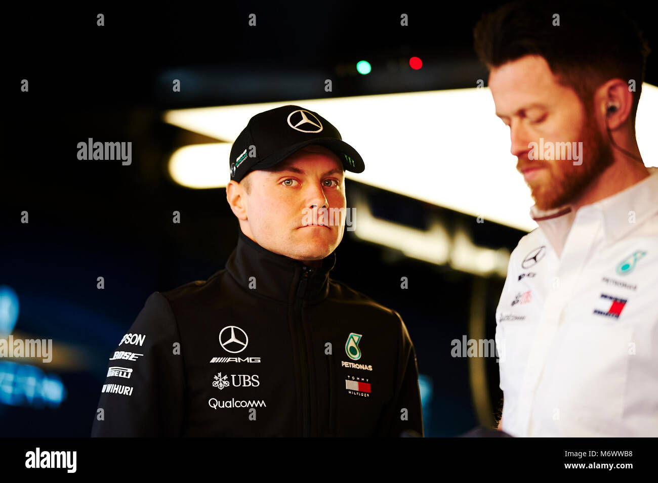 Barcellona, Spagna. 6 Marzo, 2018. Valtteri Bottas della Mercedes AMG F1 Team presso il garage della sua squadra durante la pre-stagione di Formula Uno prova. Credito: Pablo Guillen Alamy News Foto Stock