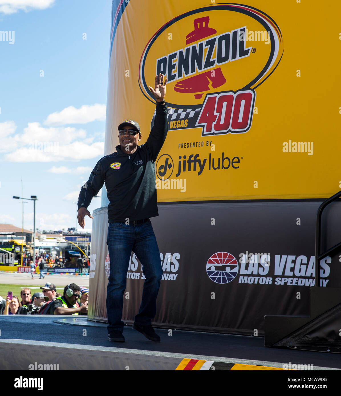 Las Vegas, NV, Stati Uniti d'America. 04 Mar, 2018. A. di tre-tempo NHRA Top Fuel Campione del Mondo, Antron Brown è stato onorato come ritmo autonoleggio conducente per Nascar Monster Energy serie Pennzoil 400 a Las Vegas Motor Speedway Las Vegas NV. Thurman James/CSM/Alamy Live News Foto Stock