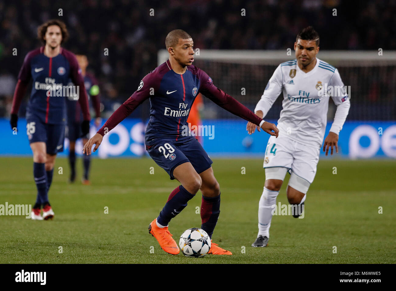 Parigi, Francia, 6 marzo 2018. Kylian Mbappe (PSG) controlla la sfera UCL Champions League match tra PSG vs Real Madrid presso il Parc des Princes Stadium di credito: Gtres Información más Comuniación on line, S.L./Alamy Live News Foto Stock