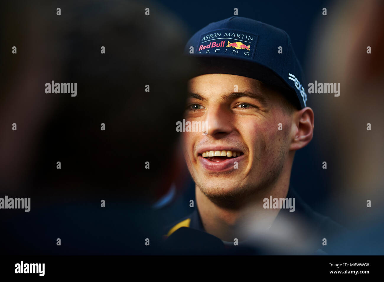 Barcellona, Spagna. 6 Marzo, 2018. Max Verstappen alla Aston Martin del Team Red Bull Racing colloqui con la stampa durante la pre stagione di Formula Uno prova. Credito: Pablo Guillen Alamy News Foto Stock
