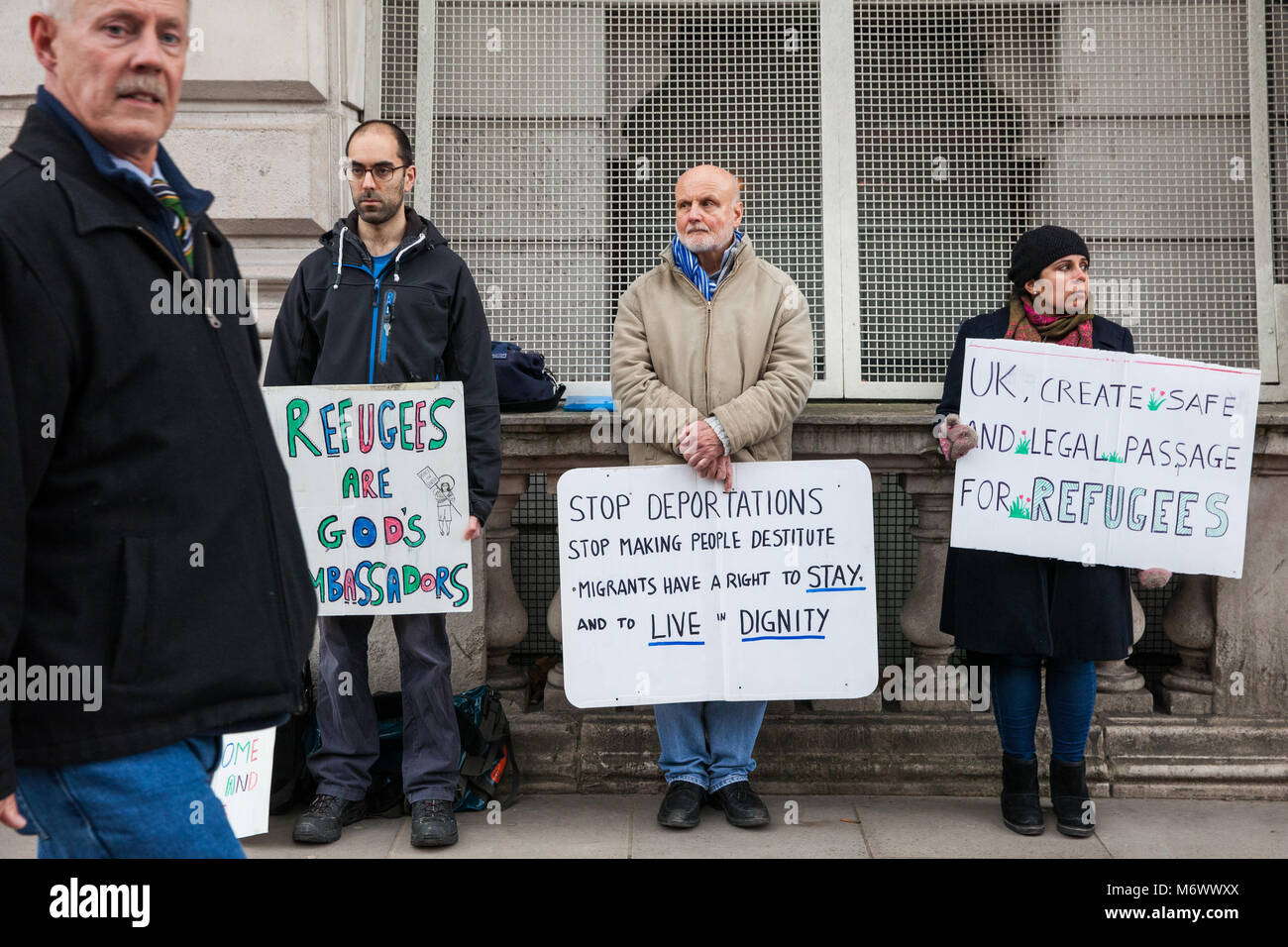 Londra, Regno Unito. 6 Marzo, 2018. Gli attivisti per i diritti dei profughi di stand con cartelli al di fuori del Foreign and Commonwealth Office di Westminster. Credito: Mark Kerrison/Alamy Live News Foto Stock
