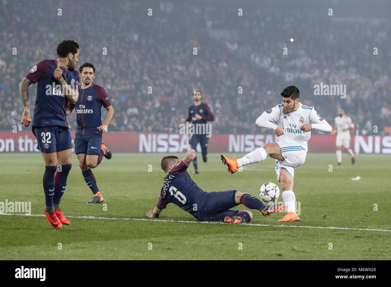 Parigi, Francia, 6 marzo 2018. Marco Asensio (Real Madrid) combatte per il controllo di palla con Marco Verratti (PSG), UCL Champions League match tra PSG vs Real Madrid presso il Parc des Princes Stadium di credito: Gtres Información más Comuniación on line, S.L./Alamy Live News Foto Stock Parigi, Francia, 6 marzo 2018. Marco Asensio (Real Madrid) combatte per il controllo di palla con Marco Verratti (PSG), UCL Champions League match tra PSG vs Real Madrid presso il Parc des Princes Stadium di credito: Gtres Información más Comuniación on line, S.L./Alamy Live News Foto Stock