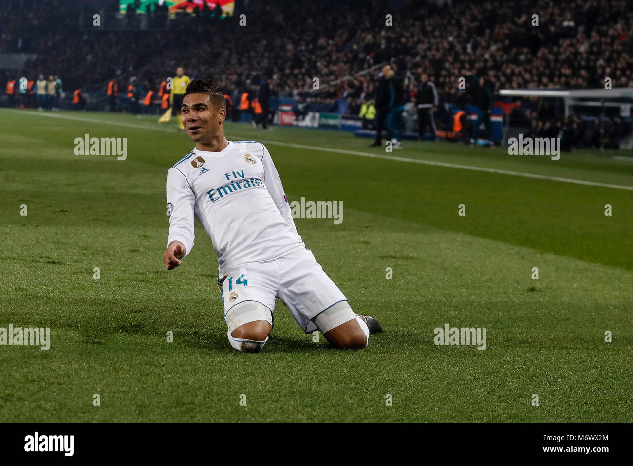 Parigi, Francia, 6 marzo 2018. Carlos Enrique Casemiro (Real Madrid) celebra il suo obiettivo che ha reso (1, 2) UCL Champions League match tra PSG vs Real Madrid presso il Parc des Princes Stadium di credito: Gtres Información más Comuniación on line, S.L./Alamy Live News Foto Stock Parigi, Francia, 6 marzo 2018. Carlos Enrique Casemiro (Real Madrid) celebra il suo obiettivo che ha reso (1, 2) UCL Champions League match tra PSG vs Real Madrid presso il Parc des Princes Stadium di credito: Gtres Información más Comuniación on line, S.L./Alamy Live News Foto Stock