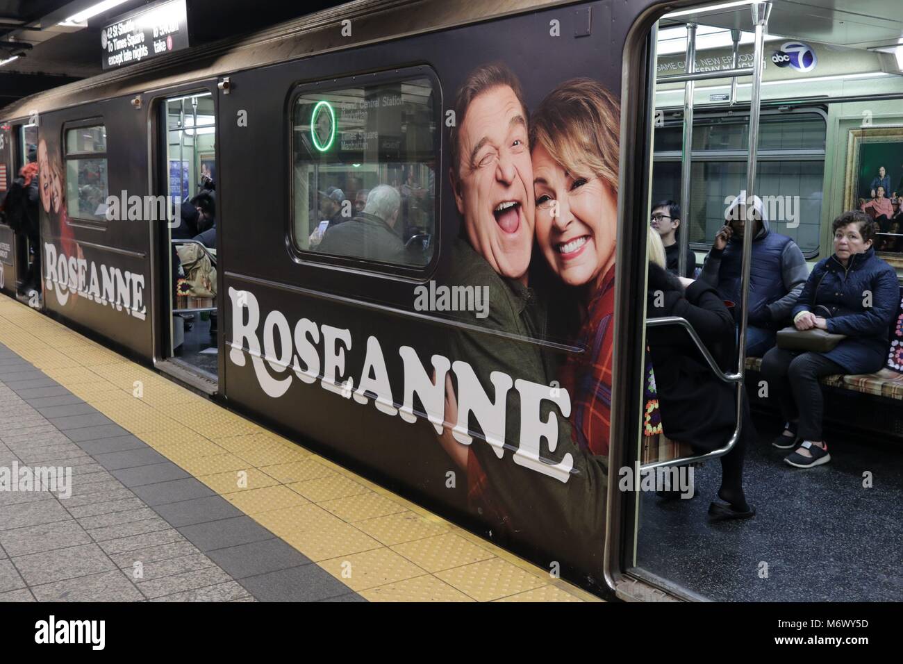 New York, NY, USA. 6th. Mar, 2018. Davanti a un riavvio di diciannove anni Ottanta commedia televisiva serie "ROSEANNE" interpretato da Roseanne Barr e John Goodman,l'ABC Television Network ha trasformato una metropolitana di New York Auto con gli interni progettati per essere simile alla serie di 'Roseanne, gigante con i ritratti dei personaggi principali, il TV famiglia del mosaico rivestimento i posti a sedere, un caminetto e foto di famiglia. Il 'Roseanne' revival anteprime marzo 27 sulla rete di ABC. © 2018 G. Ronald Lopez/DigiPixsAgain.us/Alamy Live News Foto Stock