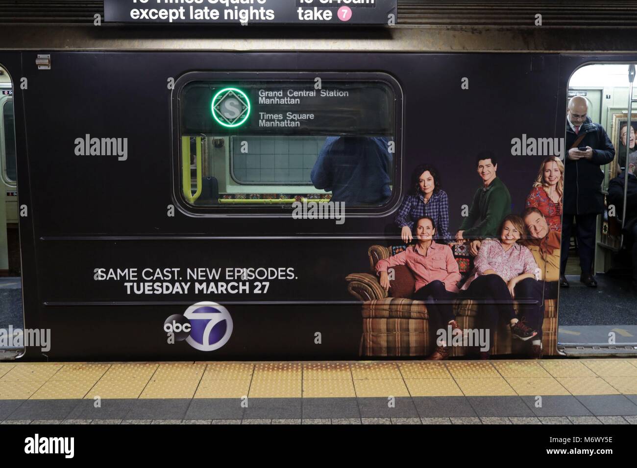 New York, NY, USA. 6th. Mar, 2018. Davanti a un riavvio di diciannove anni Ottanta commedia televisiva serie "ROSEANNE" interpretato da Roseanne Barr e John Goodman,l'ABC Television Network ha trasformato una metropolitana di New York Auto con gli interni progettati per essere simile alla serie di 'Roseanne, gigante con i ritratti dei personaggi principali, il TV famiglia del mosaico rivestimento i posti a sedere, un caminetto e foto di famiglia. Il 'Roseanne' revival anteprime marzo 27 sulla rete di ABC. © 2018 G. Ronald Lopez/DigiPixsAgain.us/Alamy Live News Foto Stock