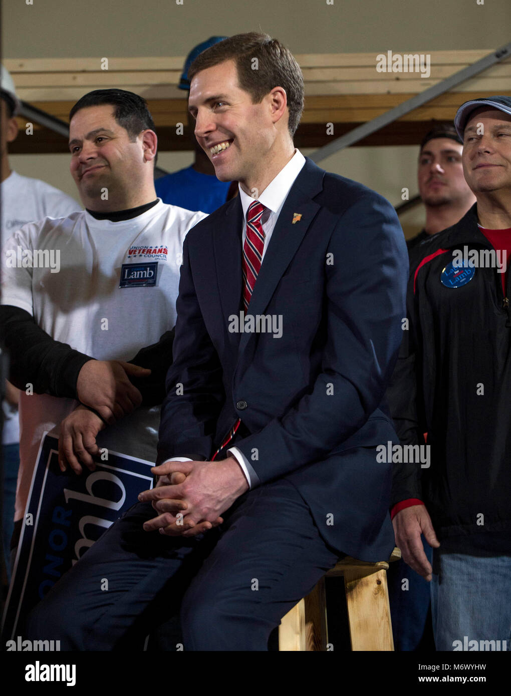 Pittsburgh, Pennsylvania, USA. 06 Mar, 2018. CONOR AGNELLO, candidato democratico in gara per la Pennsylvania del XVIII distretto congressuale, ascolta come Vice Presidente Joe Biden parla di falegnami Training Center. Recenti suggerisce di polling L'elezione speciale, una settimana da oggi è un mescolare tra l'agnello e il repubblicano Rick Saccone. Credito: Brian Cahn/ZUMA filo/Alamy Live News Foto Stock