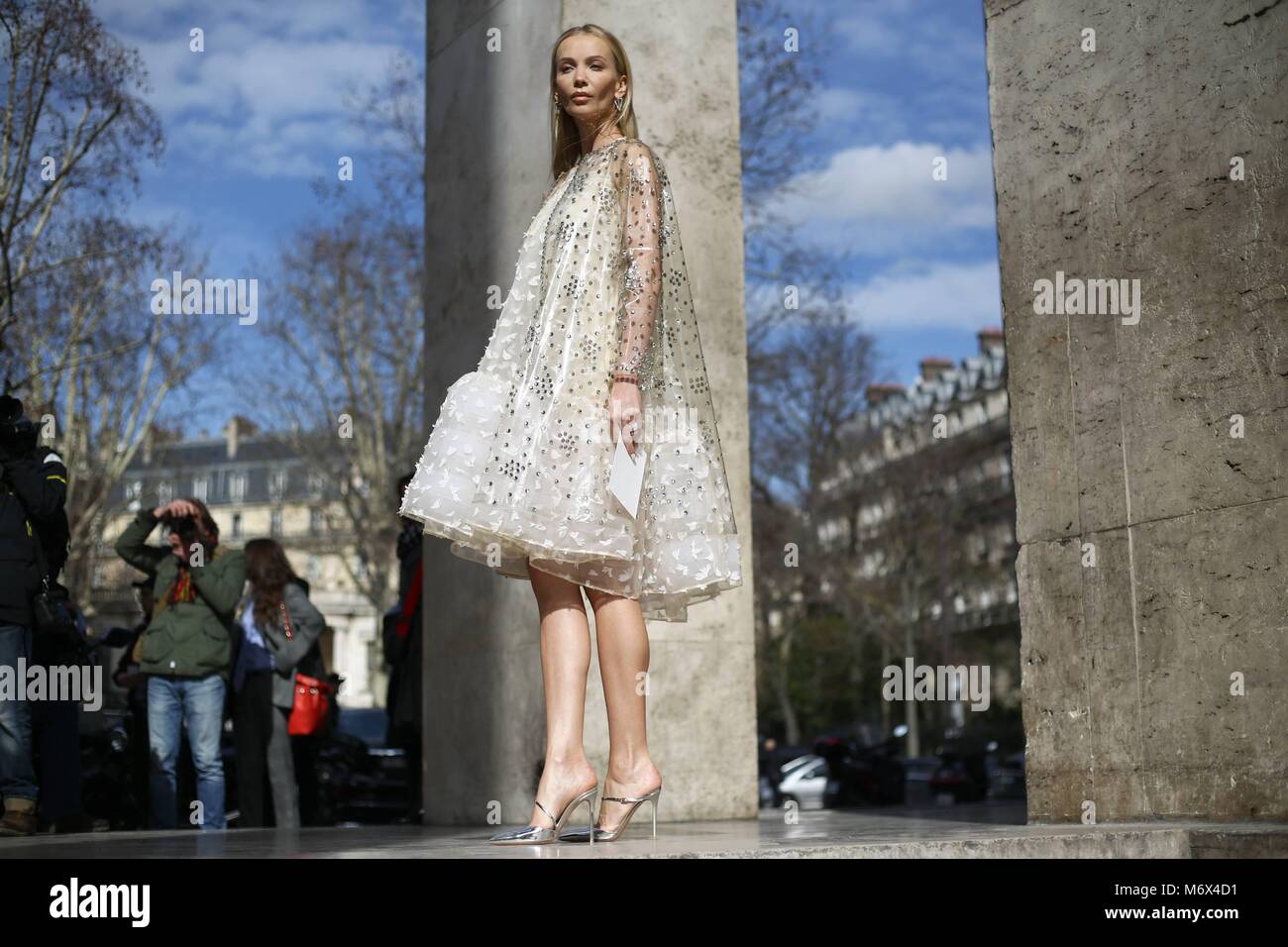 Parigi, Frankreich. 05 Mar, 2018. Un elegante showgoer arrivando a Giambattista Valli mostra durante la settimana della moda di Parigi - 5 Marzo 2018 - Il Credit: Pista Manhattan/Valentina Ranieri ***per solo uso editoriale*** | Verwendung weltweit/dpa/Alamy Live News Foto Stock