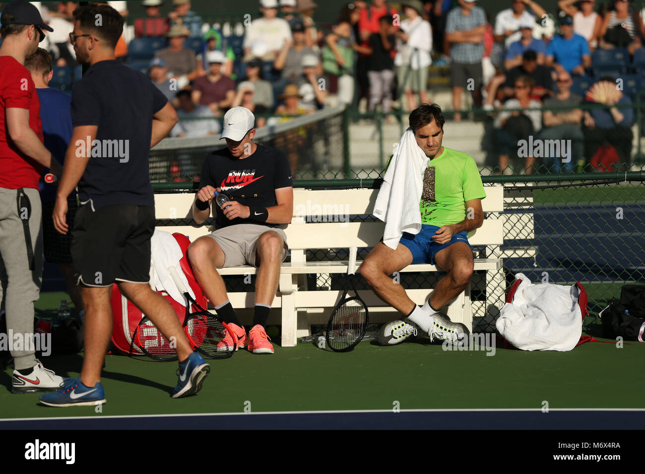 INDIAN WELLS, CA - MARZO 06: Kyle Edmund di Gran Bretagna siede durante la pratica con Roger Federer durante il BNP Paribas Open a Indian Wells Tennis Garden il 6 marzo 2018 in Indian Wells, California. Credito: Mauricio Paiz/Alamy Live News Foto Stock