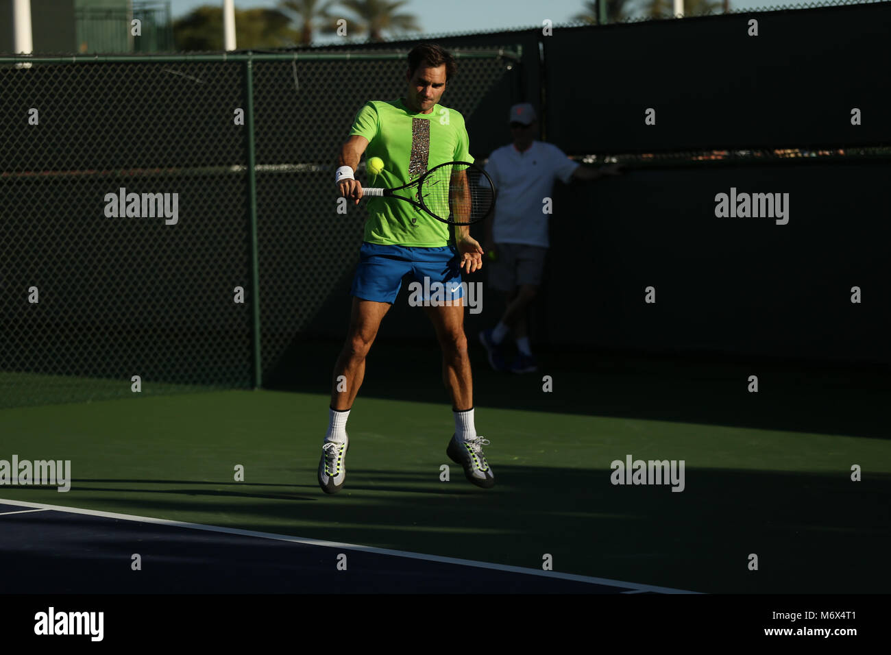 INDIAN WELLS, CA - MARZO 06: Roger Federer colpi di rovescio durante il BNP Paribas Open a Indian Wells Tennis Garden il 6 marzo 2018 in Indian Wells, California. Credito: Mauricio Paiz/Alamy Live News Foto Stock