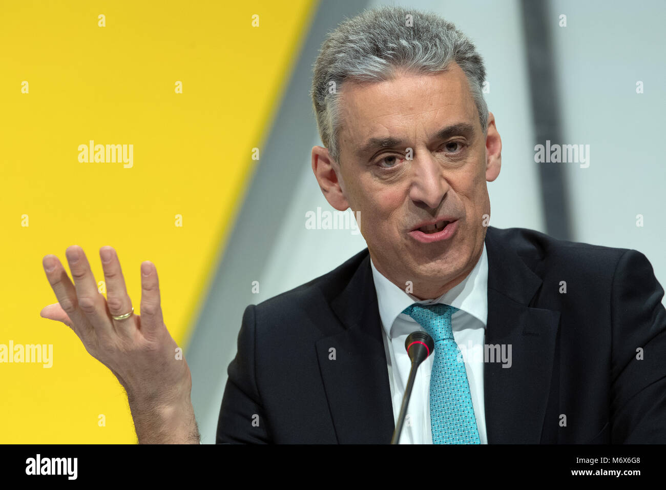 07 marzo 2018, la Repubblica federale di Germania, Bonn: Frank Appel, presidente del consiglio di amministrazione di 'Deutsche Post DHL Gruppo", tedesco dei servizi postali e di corriere espresso internazionale company, parla durante la società del saldo annuale conferenza stampa. Mercato azionario tedesco società quotata annuncia il suo 2017 risultati di business e le prospettive per il 2018. Foto: Federico Gambarini/dpa Foto Stock