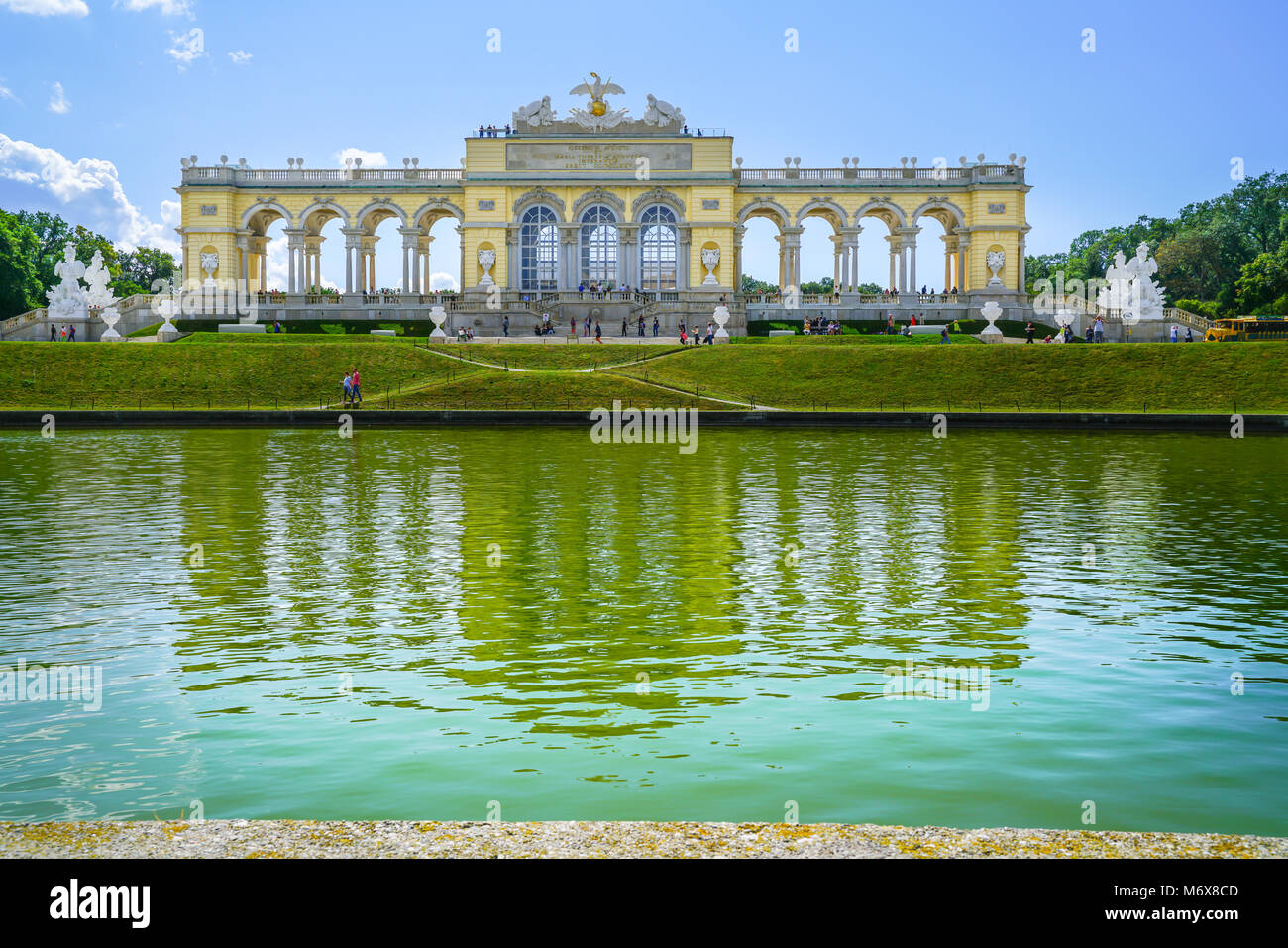 VIENNA, Austria - 4 settembre 2017; struttura noto un la Gloriette nel Palazzo di Schonbrunn motivi comprendente lungo porticato con fila di archi e surroun Foto Stock