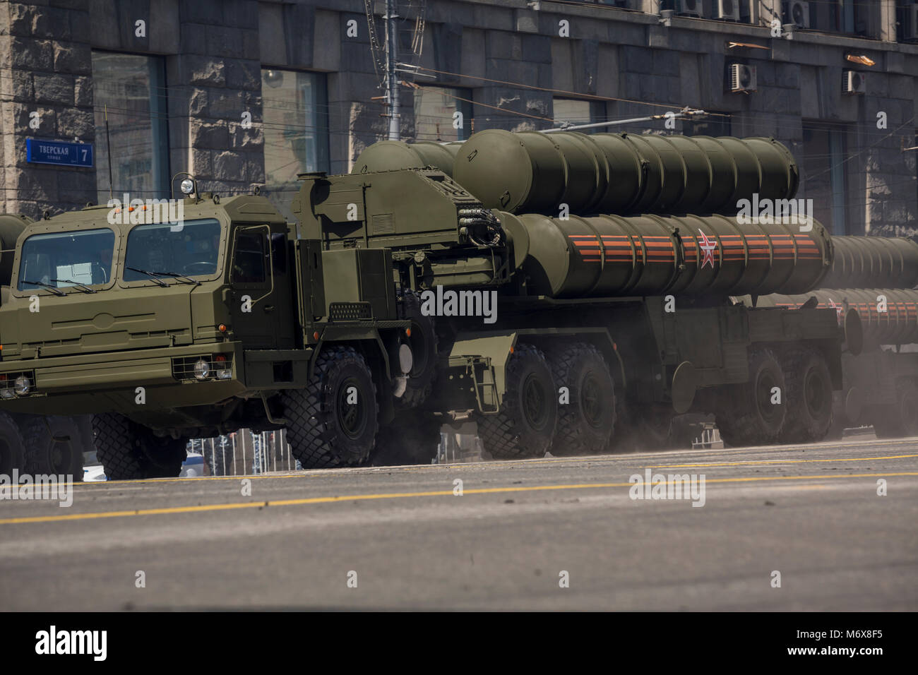 S-400 Triumf medio e a lungo raggio missili terra-aria sistema rotola giù di Mosca Tverskaya Street durante una vittoria giorno parata militare, Rus Foto Stock