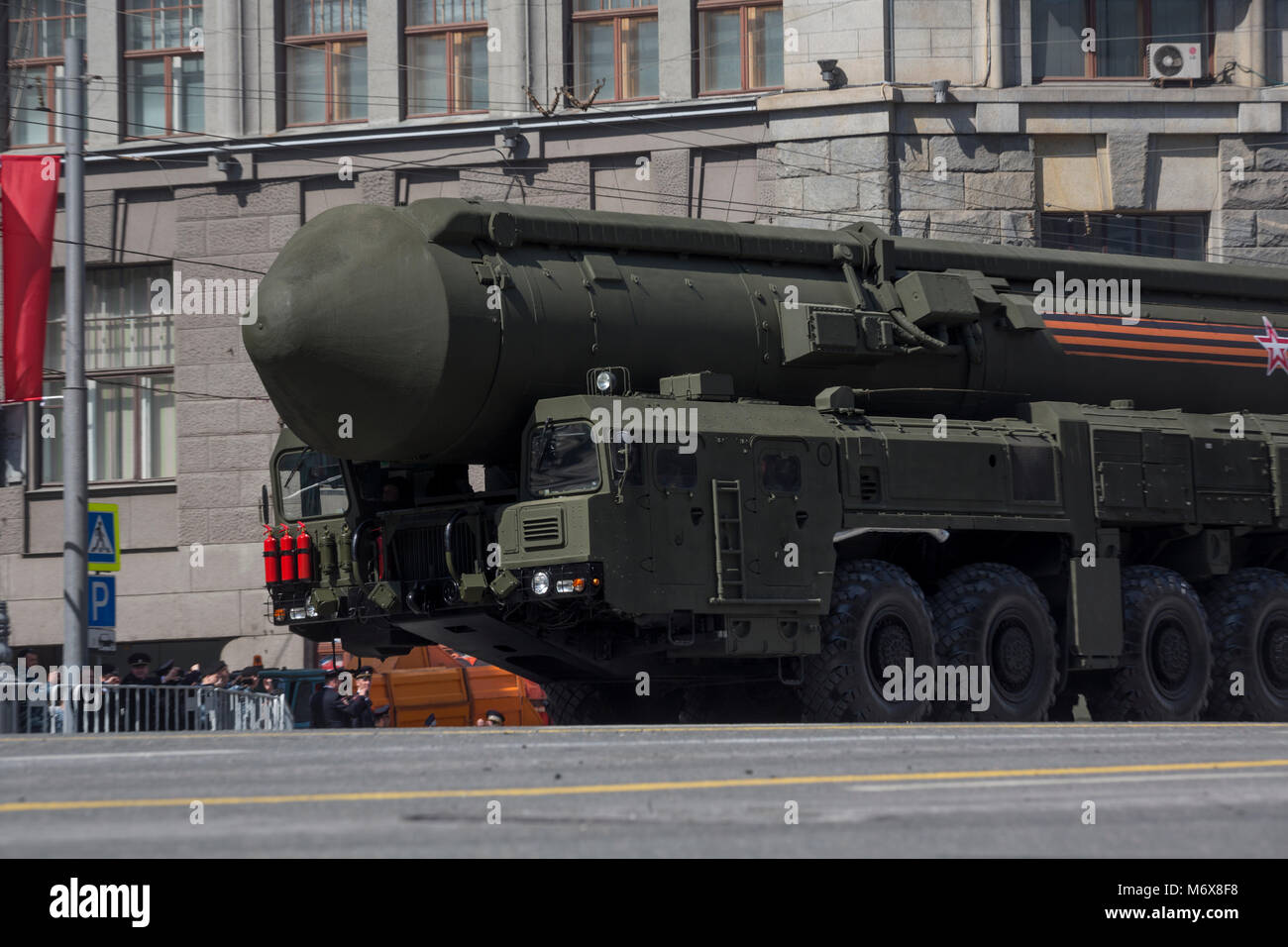 Un anno RS-24 propellente solido Inter-continental missile balistico si muove attraverso la mosca Tverskaya Street durante una del 9 maggio la Giornata della Vittoria sfilata Foto Stock