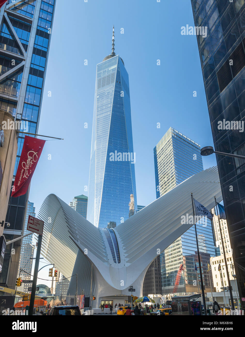 Occhio World Trade Center hub di trasporto e una torre di libertà Foto Stock