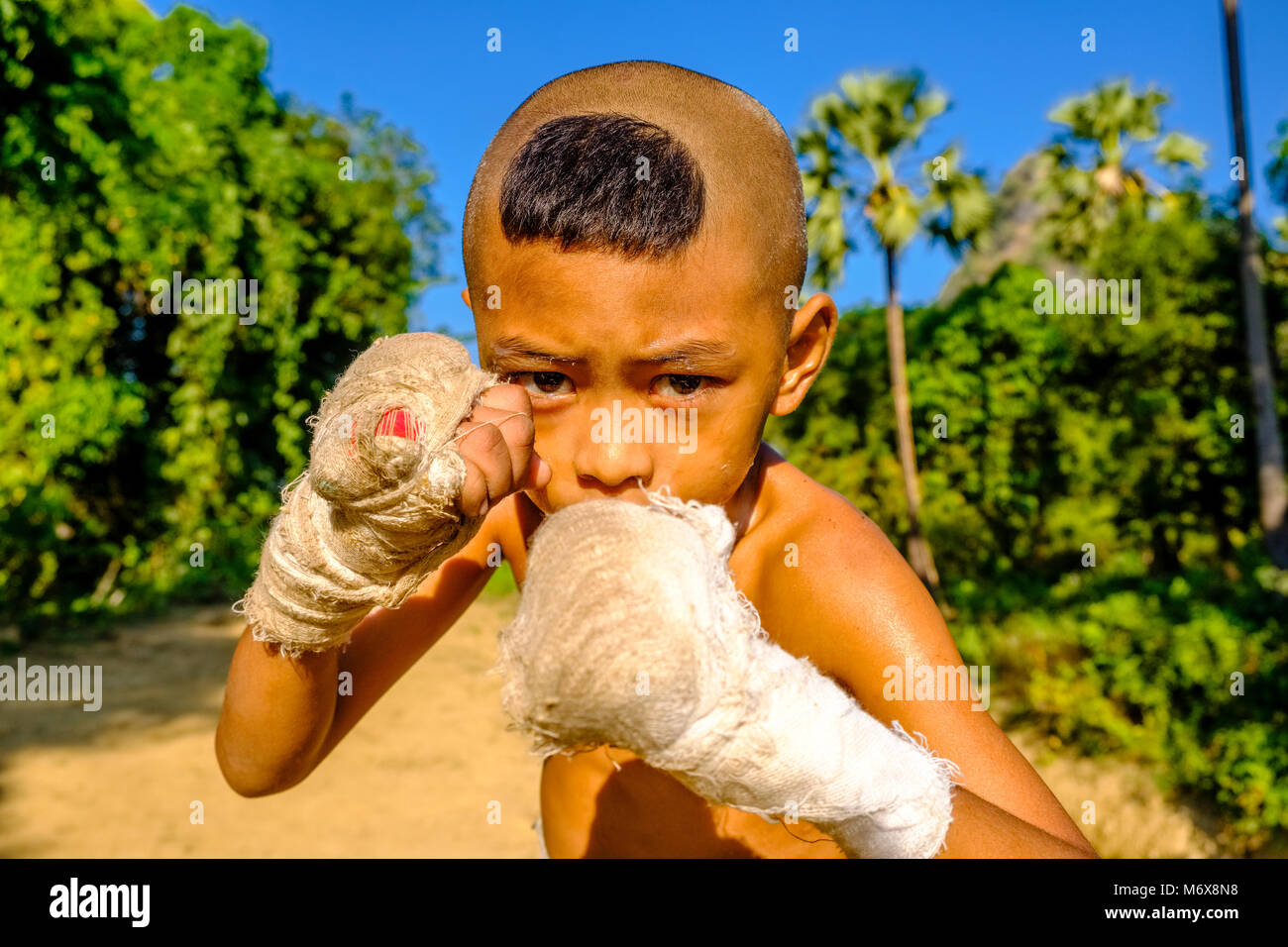 A sette anni vecchio ragazzo sta ponendo in una posizione di kickboxing Foto Stock