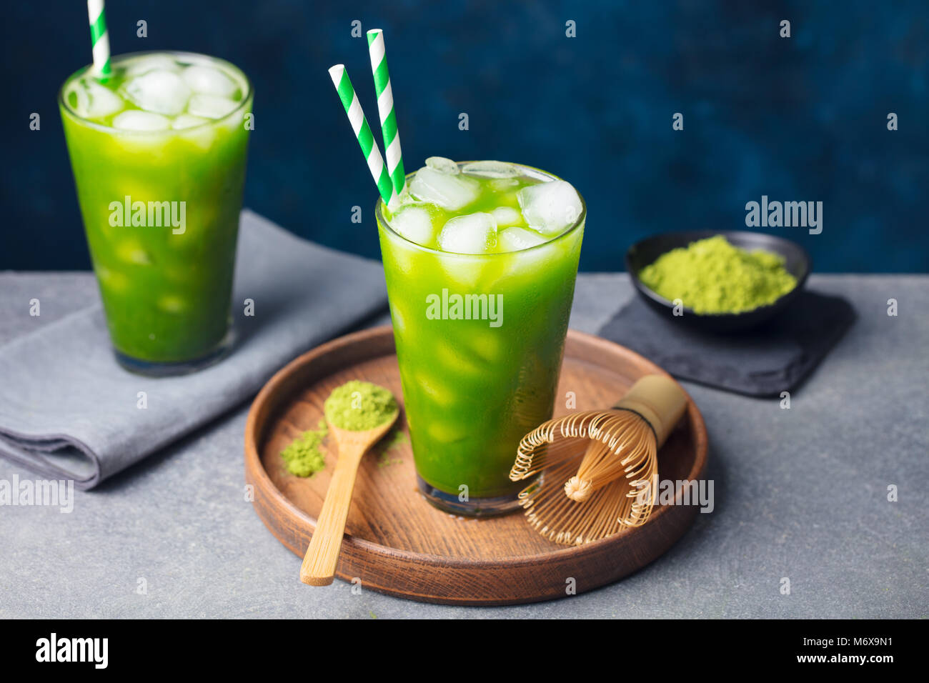 Matcha, il tè verde ice tea in vetro alto spazio di copia Foto Stock