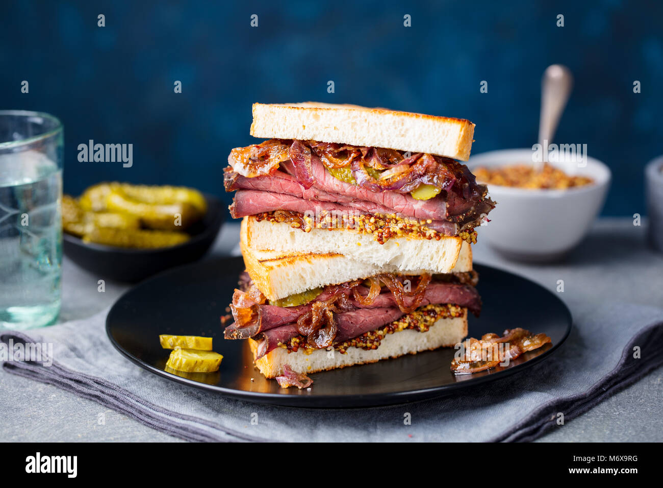 Arrosto di manzo panino su una piastra. Copia dello spazio. Foto Stock