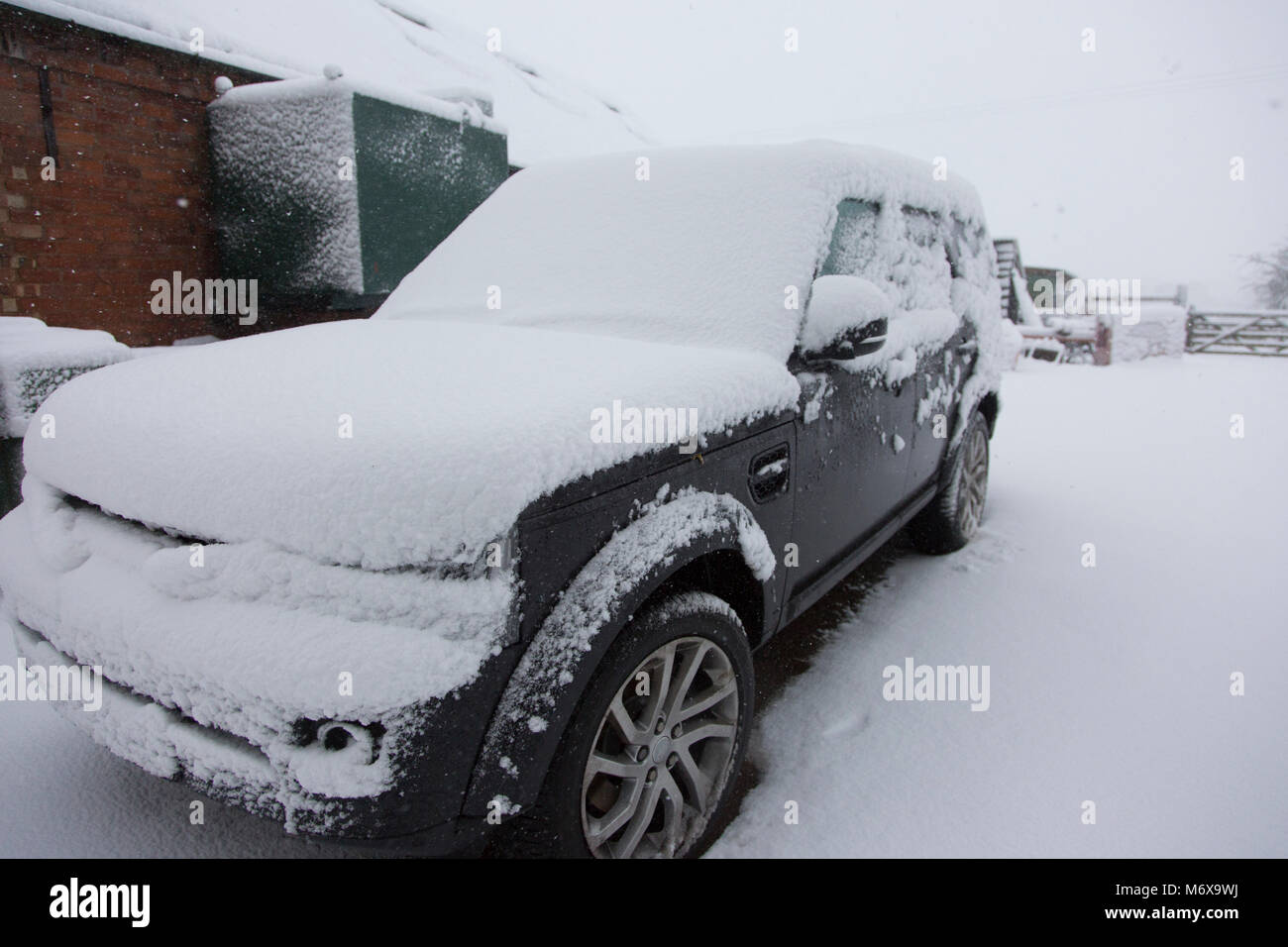 Land Rover Discovery ricoperta di neve Foto Stock