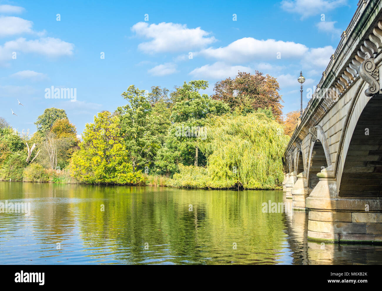La Serpentina ponte al di sopra della serpentina a Hyde Park in autunno, Londra Foto Stock