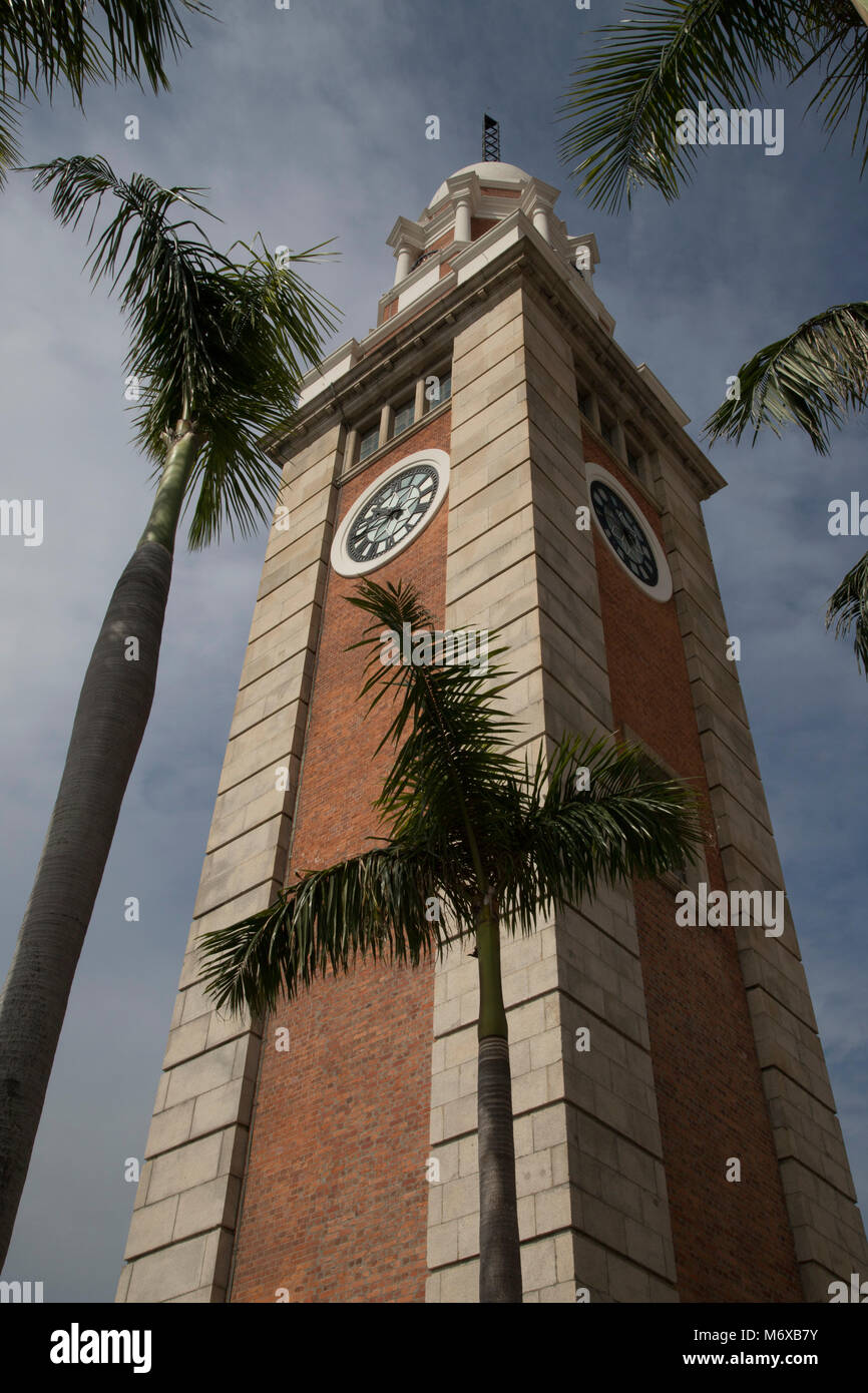 Hong Kong Itinerari Segreti di Palazzo Ducale - La storica torre dell'orologio fu costruito nel 1915 ed era originariamente parte della stazione ferroviaria di Kowloon-Canton Terminus. Ora la stazione è Foto Stock