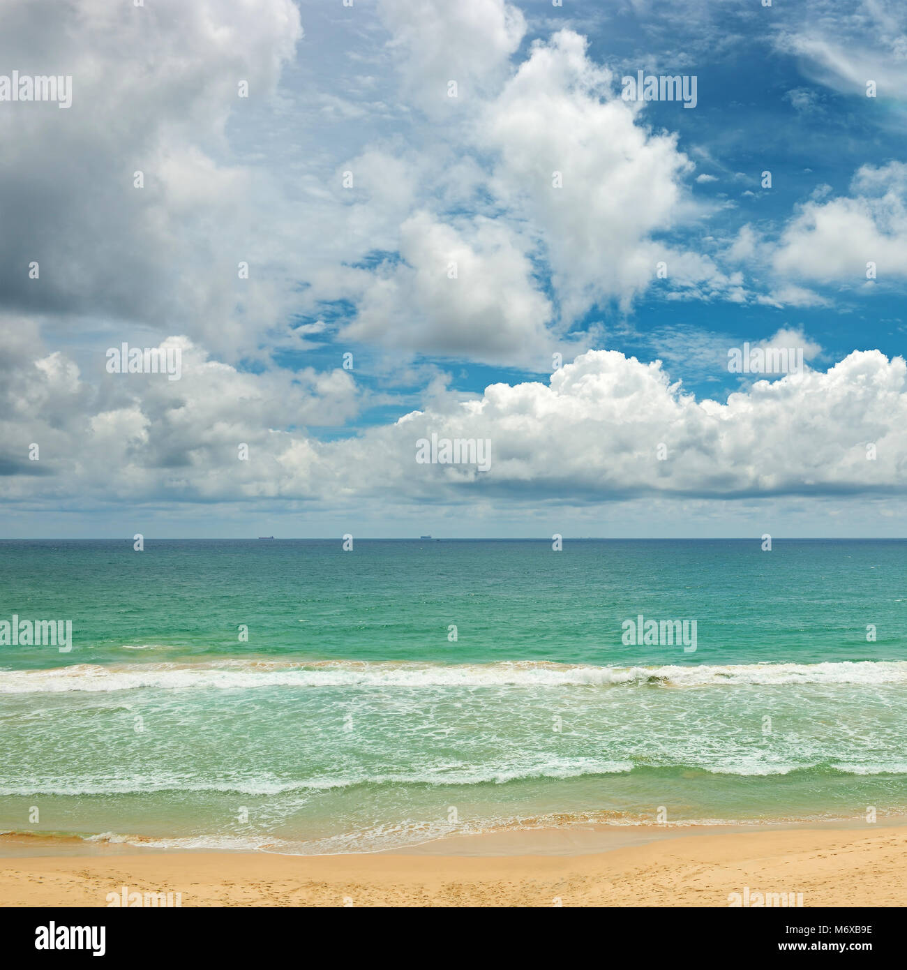 Pittoresche le onde dello oceano, giallo sabbia, cielo blu. Foto Stock